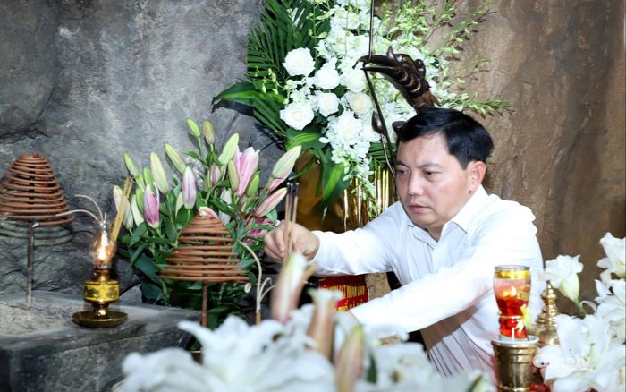 Đồng chí Trần Đức Vinh dâng hương tưởng niệm các Anh hùng liệt sĩ.