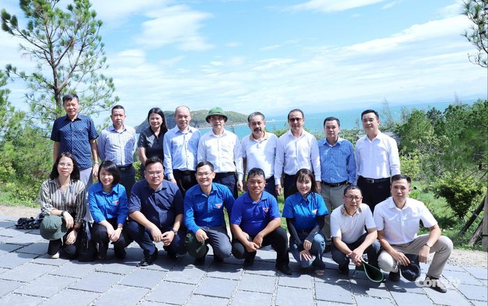 Đoàn công tác chụp ảnh lưu niệm tại Vũng Chùa - Đảo Yến.