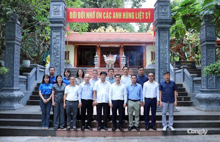Đoàn công tác chụp ảnh lưu niệm tại Di tích lịch sử quốc gia Hang Tám Cô.