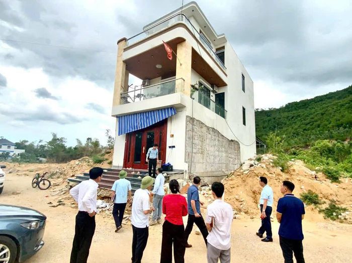 Lực lượng chức năng cùng chính quyền kiểm tra hiện trạng nhà dân trong vùng giải phóng.