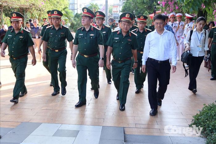 Đại tướng Nguyễn Trọng Nghĩa, Ủy viên Bộ Chính trị, Bí thư Trung ương Đảng, Chủ nhiệm Tổng cục Chính trị Quân đội nhân dân Việt Nam dẫn đầu đoàn công tác.