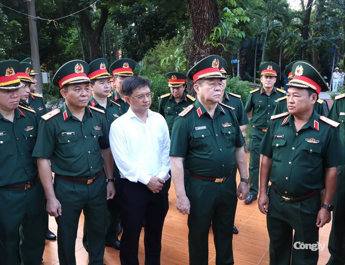 Lãnh đạo Bộ Tư lệnh TP.HCM báo cáo quá trình khai quật với Đại tướng Nguyễn Trọng Nghĩa.
