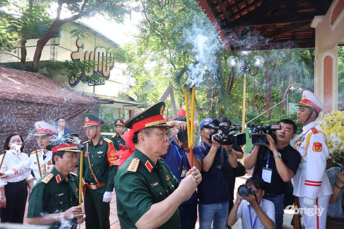 Đại tướng Nguyễn Trọng Nghĩa thắp hương tưởng nhớ các anh hùng liệt sĩ tại công viên Lê Thị Riêng.
