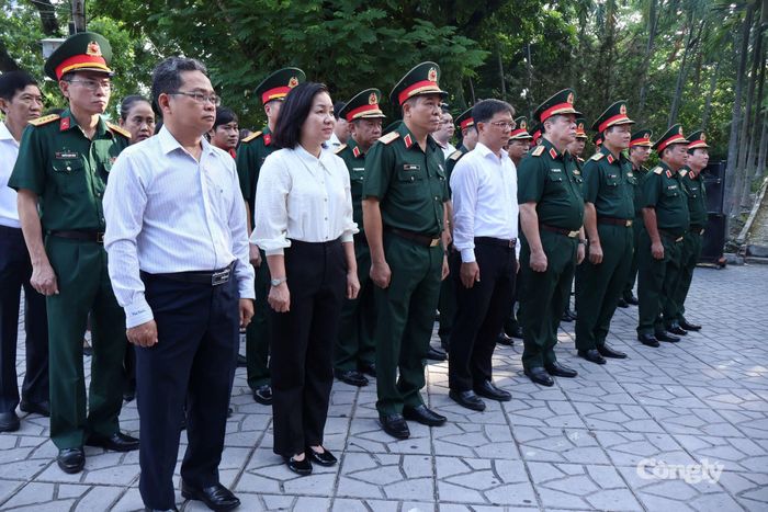 Đại tướng Nguyễn Trọng Nghĩa và đoàn công tác dâng hương tưởng nhớ cố Tổng Bí thư Trần Phú.