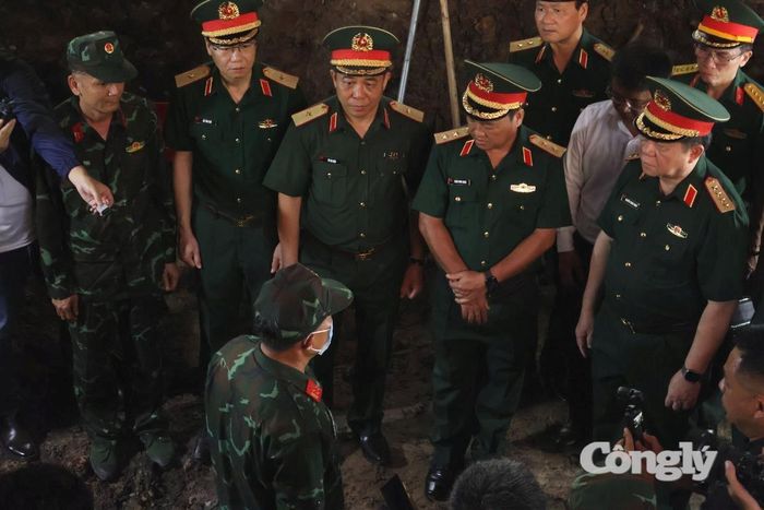 Đại tướng Nguyễn Trọng Nghĩa trực tiếp xuống khu vực đang triển khai tìm kiếm quy tập hài cốt liệt sĩ nắm tình hình và động viên lực lượng làm nhiệm vụ.
