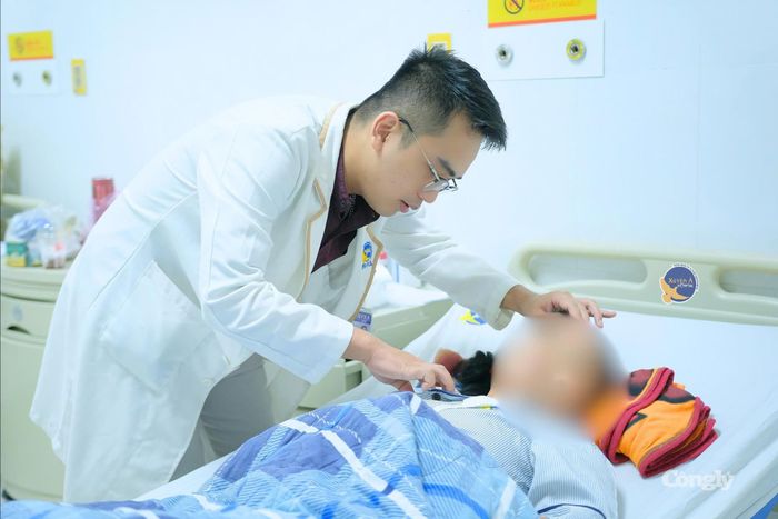 Bác sĩ thăm khám cho bệnh nhân.