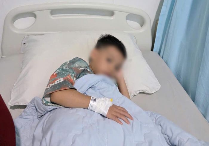 Một học sinh cấp cứu ở bệnh viện.