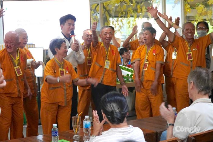 Các cụ già hào hứng tham dự chương trình.
