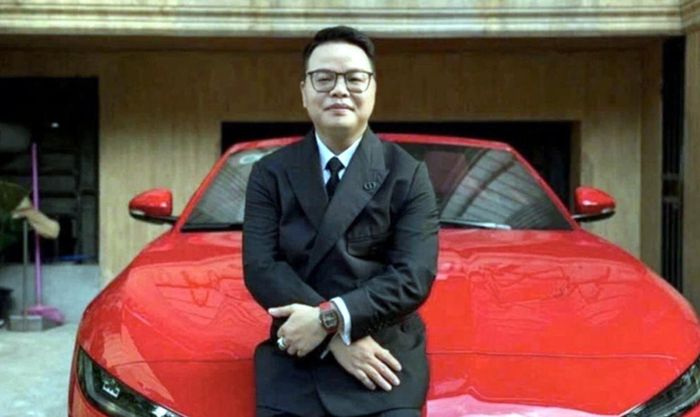 Lê Khắc Ngọ khoe xe sang để 'bẫy' nhà đầu tư. Ảnh: MXH