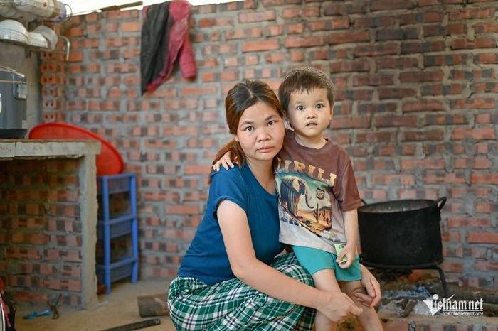 Những ngày bé nằm viện là gánh nặng quá sức đối với gia đình chị Mai