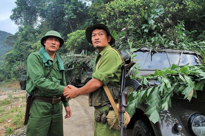 NSƯT Hoàng Hải và Quốc Thái trong phim "Những người viết huyền thoại". 