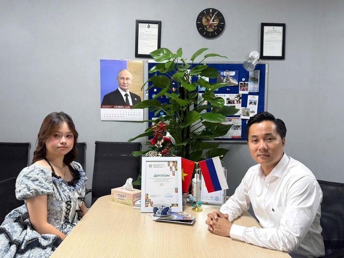 TS. Trần Hoàng Thương, đại diện được Đại học Công nghệ Công nghiệp và Thiết kế Saint Petersburg ủy quyền, cùng Dương Như Ý tại buổi trao chứng nhận chiến thắng Olympic