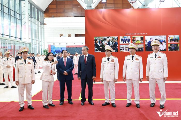 Tổng Bí thư, Chủ tịch nước Tô Lâm tham quan triển lãm "80 năm An ninh nhân dân - Lá chắn thầm lặng"
