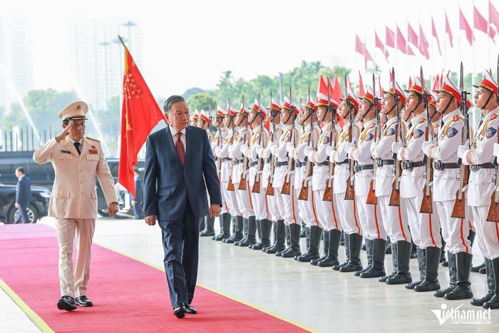 Tổng Bí thư, Chủ tịch nước Tô Lâm duyệt Đội danh dự Công an nhân dân.