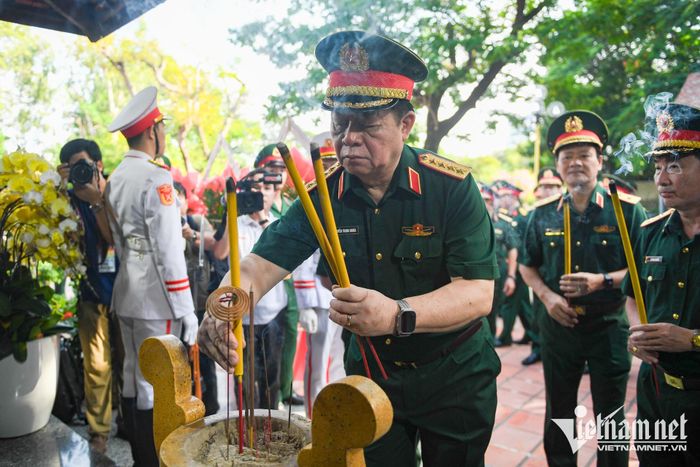 Đại tướng Nguyễn Trọng Nghĩa dâng hương tại nhà bia tưởng niệm các Anh hùng liệt sĩ trong cuộc Tổng tiến công và nổi dậy Xuân Mậu Thân 1968.