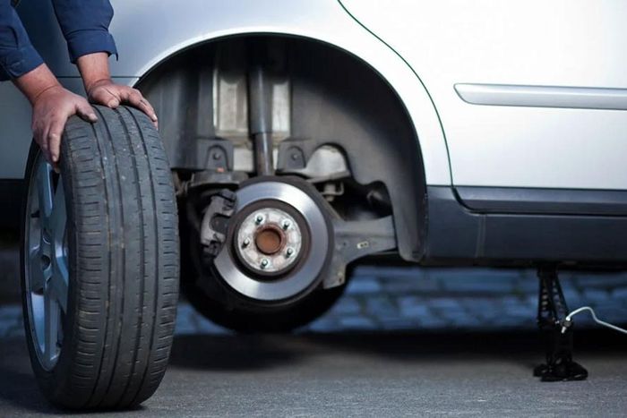 Người dùng nên cân bằng và đảo lốp ô tô định kỳ sau mỗi 8.000-10.000 km. Ảnh: Northwest Autocenter