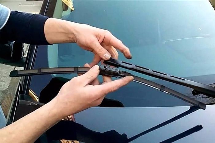 Hãy tạo thói quen kiểm tra và thay mới gạt mưa ngay trước mỗi mùa mưa bão để đảm bảo tầm nhìn an toàn tối đa. Ảnh: BM