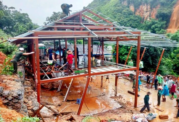 Nhà ông Nén đang được tháo dỡ. Ảnh: UBND xã Mường La