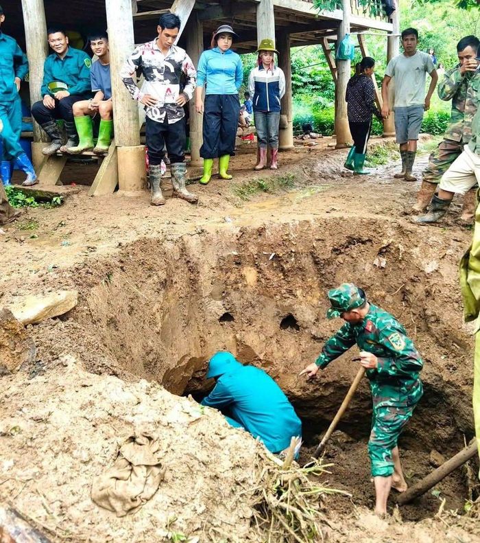 Lực lượng chức năng xử lý hố sụt. Ảnh: UBND xã Phiêng Khoài
