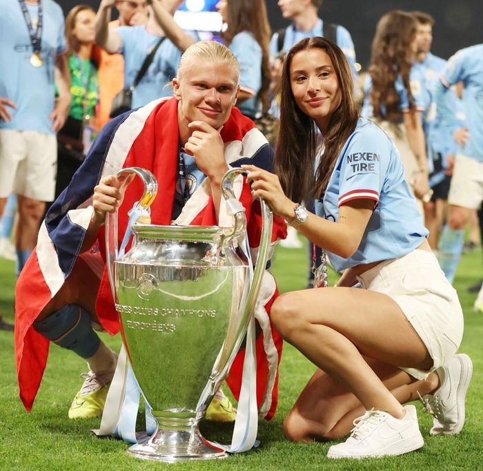 Isabel luôn đồng hành và chia sẻ niềm vui bóng đá với Haaland - Ảnh: SunSport