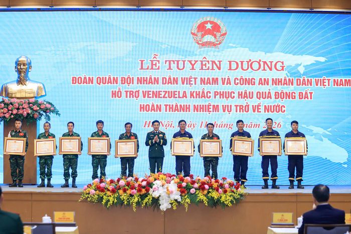 Đại tướng Phan Văn Giang trao Huân chương Bảo vệ Tổ quốc hạng Nhì, hạng Ba cho các cá nhân