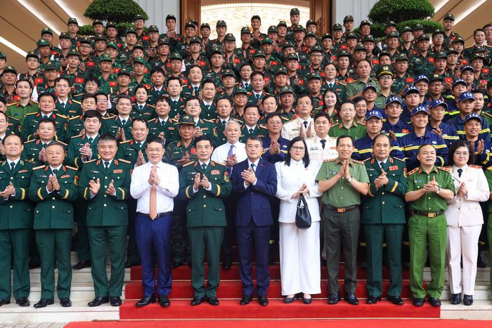 Thủ tướng Lê Minh Hưng và các đại biểu, cán bộ, chiến sĩ tại lễ tuyên dương