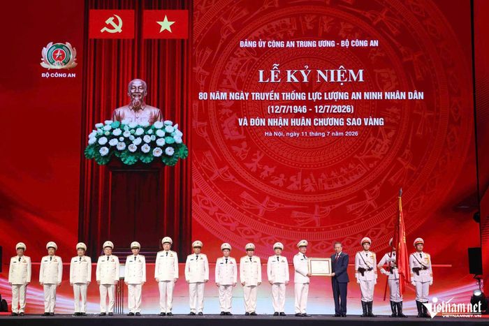 Tổng Bí thư, Chủ tịch nước Tô Lâm trao tặng Huân chương Sao Vàng cho lực lượng An ninh nhân dân