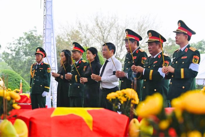 Phó Thủ tướng Nguyễn Văn Thắng cùng các đại biểu dâng hương tại Nghĩa trang liệt sĩ Bình Phước. Ảnh: Thành Chung
