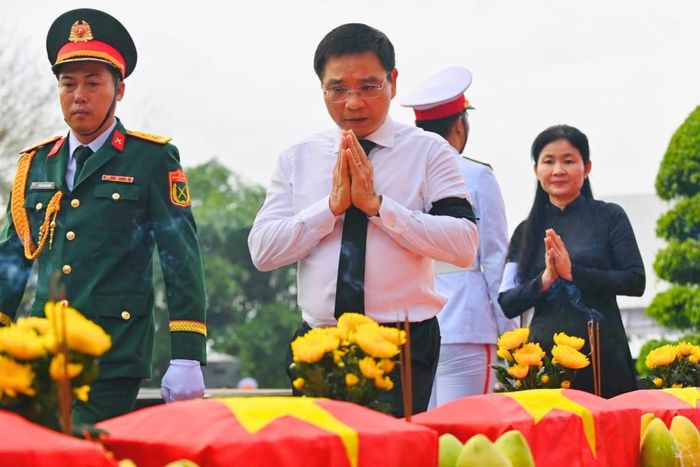  Phó Thủ tướng Nguyễn Văn Thắng tưởng niệm các anh hùng liệt sĩ. Ảnh: Thành Chung