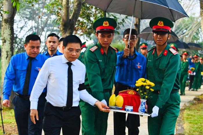 Phó Thủ tướng Nguyễn Văn Thắng di quách hài cốt liệt sĩ đến nơi an táng trong khuôn viên Nghĩa trang liệt sĩ Bình Phước. Ảnh: Thành Chung
