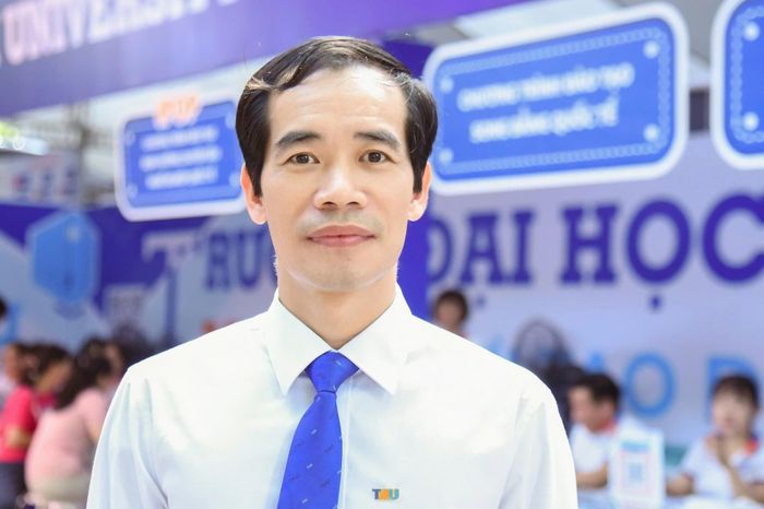 Ông Nguyễn Quang Trung, Phó Trưởng phòng Truyền thông và Tuyển sinh của Trường ĐH Thương mại dự đoán điểm chuẩn các ngành của trường năm 2026 sẽ giảm từ 1-3 điểm so với năm ngoái, tùy từng ngành. Ảnh: NVCC