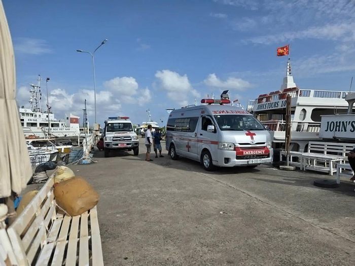 Xe cấp cứu túc trực tại cảng An Thới để đưa các nạn nhân đi cấp cứu. Ảnh: H.T