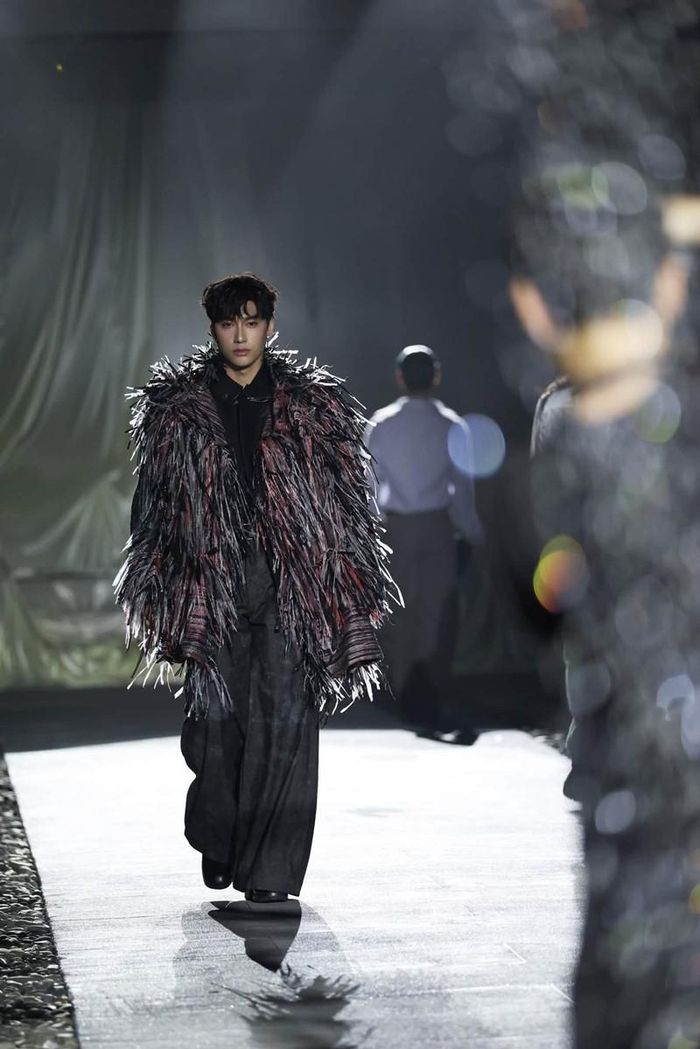 NTK Lý Quí Khánh xúc động trở lại sàn catwalk sau 15 năm e ngại ngoại hình.