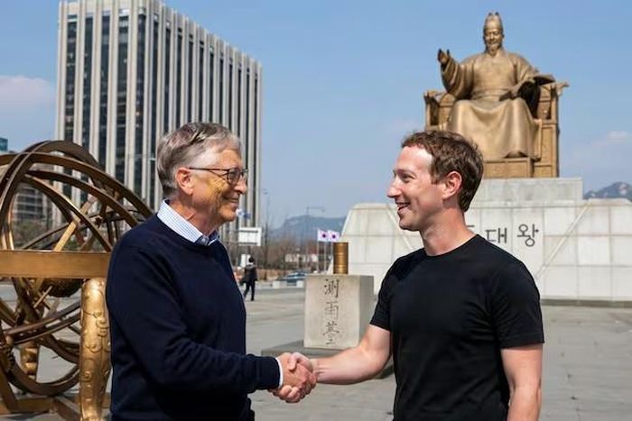 Một hình ảnh được tạo bằng 'Muse Image' của Meta cho thấy Bill Gates, nhà sáng lập Microsoft và Mark Zuckerberg, CEO Meta bắt tay ở Gwanghwamun (Hàn Quốc). Ảnh: Chosun