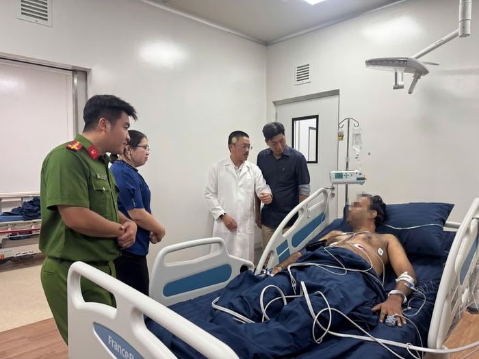 Đại diện các cơ quan chức năng tỉnh An Giang và đặc khu Phú Quốc đã vào bệnh viện thăm hỏi các nạn nhân. Ảnh: CTV