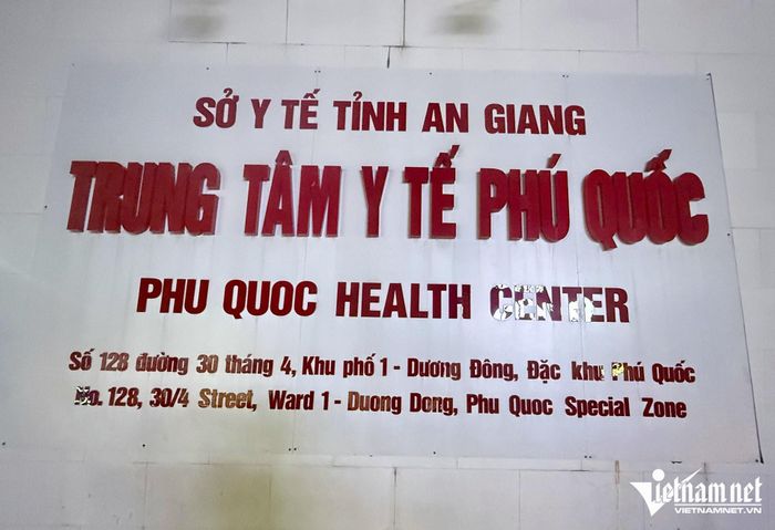 Các thi thể nạn nhân đang được cơ quan chức năng thực hiện các thủ tục bảo quản tại Trung tâm Y tế đặc khu Phú Quốc. Ảnh: P.S