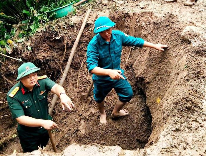 Lực lượng chức năng xử lý hố sụt. Ảnh: UBND xã Phiêng Khoài