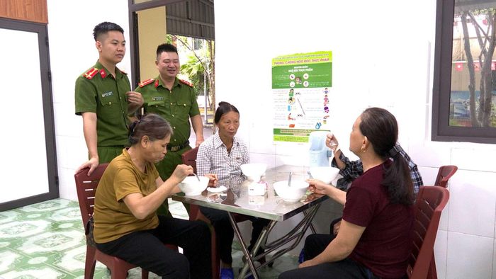 Cán bộ, chiến sĩ Công an xã Ba Chẽ động viên, chia sẻ với người bệnh và người nhà bệnh nhân