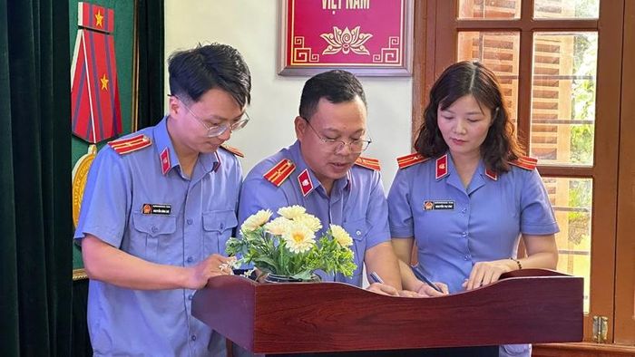 Các đội tham gia phần thi thuyết trình và phản biện.