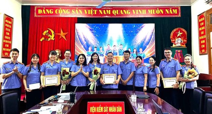 Lãnh đạo VKSND khu vực 4 trao giải các đội thi.