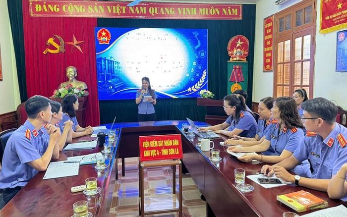  Các đội nghe phổ biến nội dung thi.