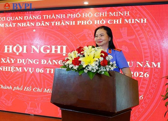  Các đồng chí Phó Viện trưởng VKSND TP Hồ Chí Minh phát biểu ý kiến tại hội nghị.