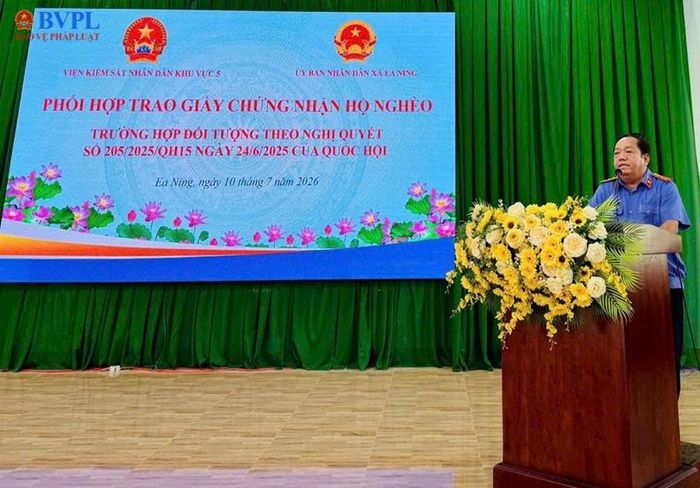  Đồng chí Đặng Văn Hào – Viện trưởng VKSND khu vực 5 phát biểu tại buổi trao giấy chứng nhận