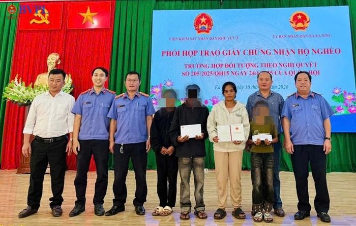  Chiều ngày 10/7, VKSND khu vực 5 phối hợp với UBND xã Ea Ning trao sổ hộ nghèo cho gia đình bà H Guh Kbuôr.