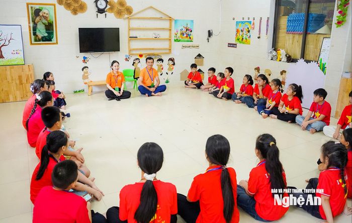 Giáo dục kỹ năng sống cho các em. Ảnh: TL