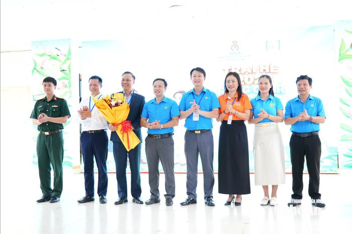 Lãnh đạo Liên đoàn Lao động tỉnh tặng hoa Ban Tổ chức trại hè. Ảnh: TL