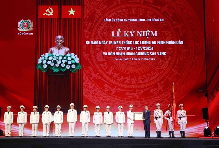 Tổng Bí thư, Chủ tịch nước Tô Lâm trao tặng Huân chương Sao vàng cho Lực lượng An ninh nhân dân. Ảnh: Thống Nhất – TTXVN
