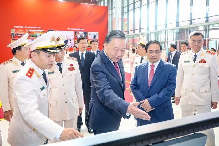 Tổng Bí thư, Chủ tịch nước Tô Lâm cùng các đại biểu tham quan các gian triển lãm chào mừng kỷ niệm 80 năm Ngày Truyền thống lực lượng An ninh nhân dân.