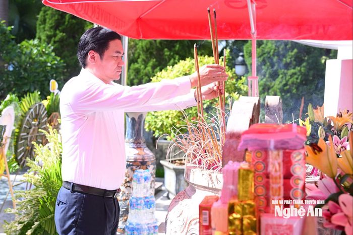 Phó Bí thư Thường trực Tỉnh ủy dâng hương tưởng niệm các Anh hùng liệt sĩ hy sinh tại Nghĩa trang Liệt sĩ quốc gia Vị Xuyên. Ảnh: Thành Cường