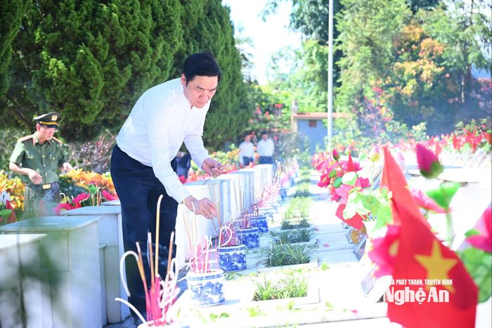 Phó Bí thư Thường trực Tỉnh ủy thắp hương lên các phần mộ các Anh hùng liệt sĩ tại Nghĩa trang Liệt sĩ quốc gia Vị Xuyên. Ảnh: Thành Cường
